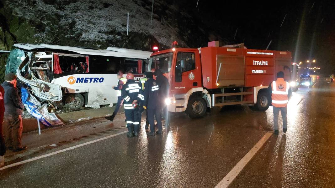 Yolcu otobüsü ile kamyon çarpıştı: Ölü ve yaralılar var 9